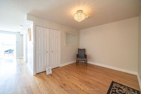 Photo 3 at 619 - 326 Major Mackenzie Drive E, Crosby, Richmond Hill