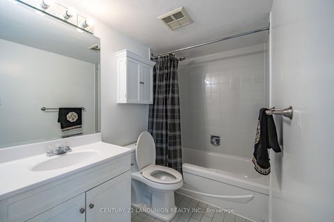 Photo 13 at 619 - 326 Major Mackenzie Drive E, Crosby, Richmond Hill