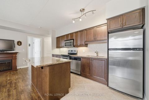 Photo 7 at 714 - 9225 Jane Street, Maple, Vaughan
