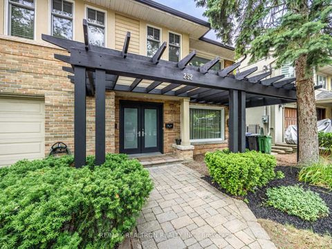Photo 2 at 252 Ellis Avenue, Swansea, Toronto