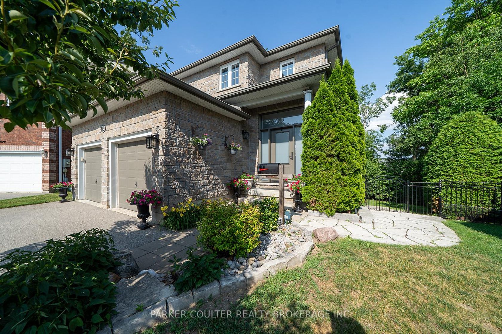 19 Mccarthy Court, Letitia Heights, Barrie photo number 2