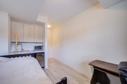 Photo 4 at 27 Sonic Way, Flemingdon Park, Toronto