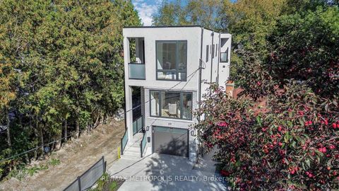 Photo 2 at 39 Kenworthy Avenue, Oakridge, Toronto
