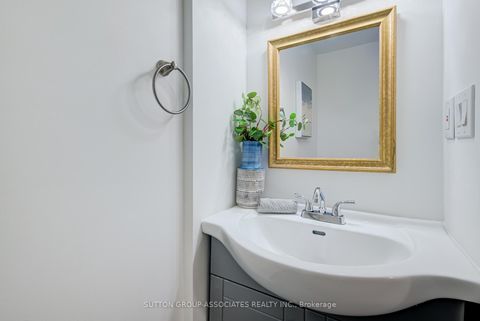 Photo 5 at 832 Manning Avenue, Annex, Toronto