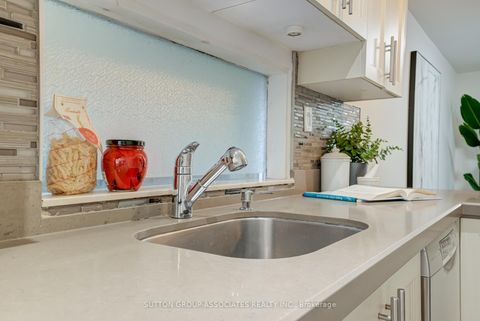 Photo 16 at 832 Manning Avenue, Annex, Toronto