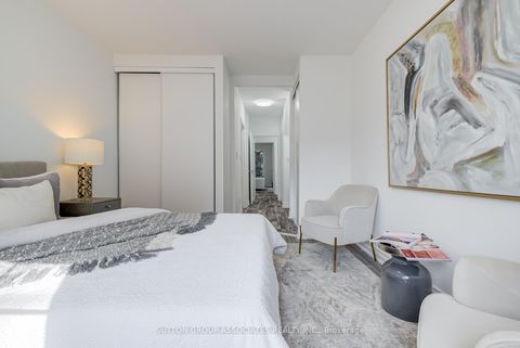 Photo 18 at 832 Manning Avenue, Annex, Toronto