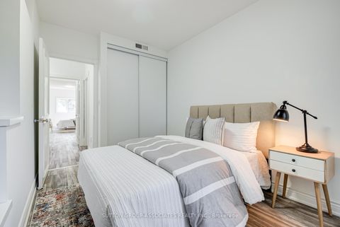 Photo 25 at 832 Manning Avenue, Annex, Toronto