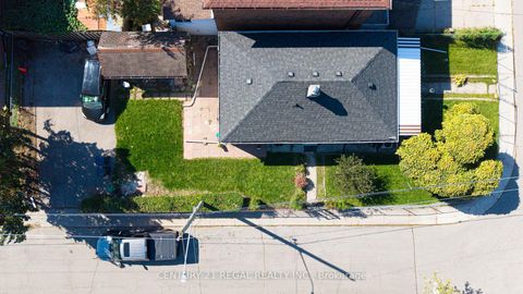 Photo 4 at 39 Butterworth Avenue, Oakridge, Toronto