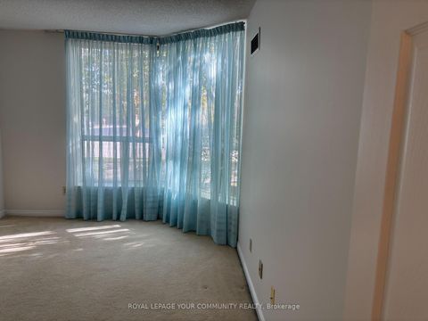 Photo 9 at 114 - 14924 Yonge Street, Aurora Highlands, Aurora