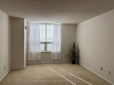 Photo 10 at 114 - 14924 Yonge Street, Aurora Highlands, Aurora