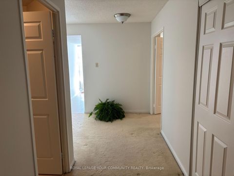 Photo 11 at 114 - 14924 Yonge Street, Aurora Highlands, Aurora