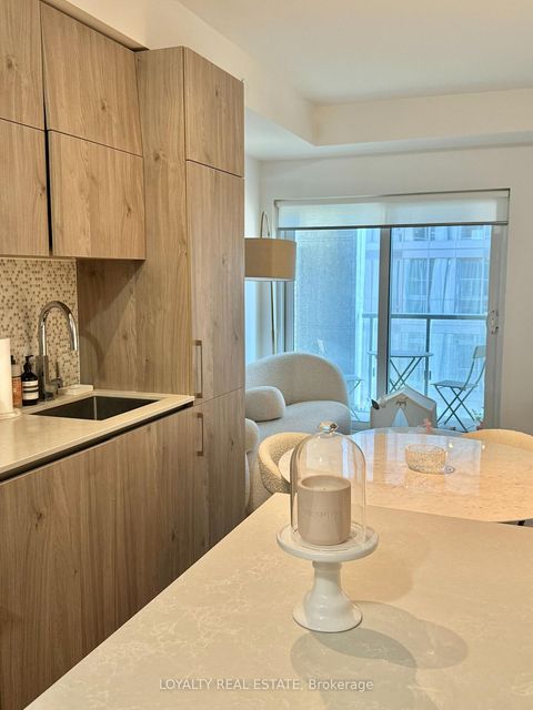 Photo 18 at 801 - 1 Yorkville Avenue, Annex, Toronto
