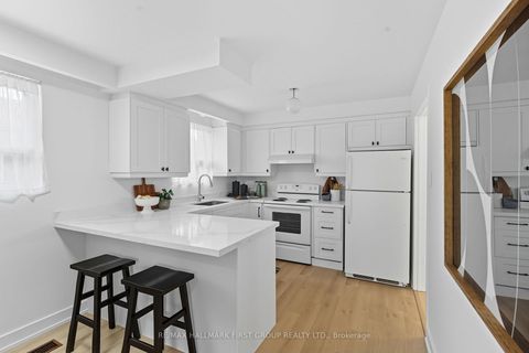 Photo 10 at 194 Fairglen Avenue, L'Amoreaux, Toronto