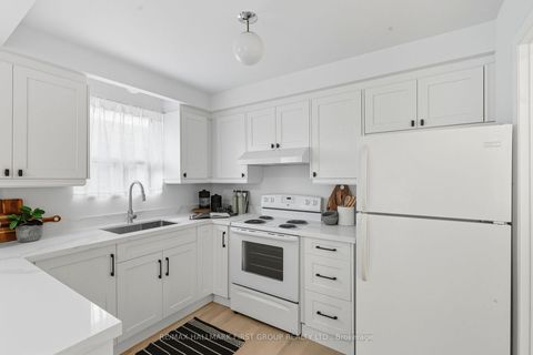 Photo 11 at 194 Fairglen Avenue, L'Amoreaux, Toronto