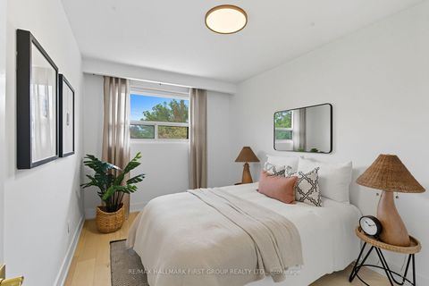 Photo 22 at 194 Fairglen Avenue, L'Amoreaux, Toronto