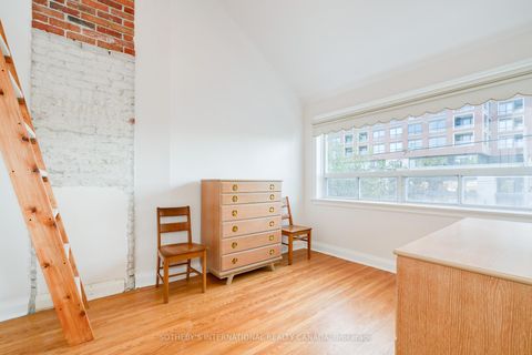 Photo 20 at 930 Eglinton Avenue E, Leaside, Toronto