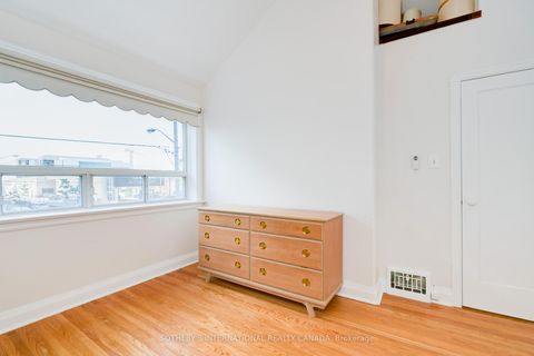 Photo 23 at 930 Eglinton Avenue E, Leaside, Toronto