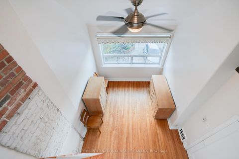 Photo 26 at 930 Eglinton Avenue E, Leaside, Toronto