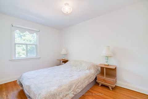 Photo 27 at 930 Eglinton Avenue E, Leaside, Toronto