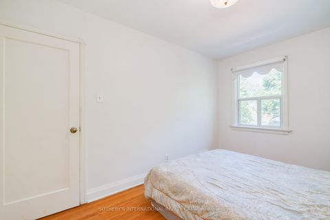 Photo 28 at 930 Eglinton Avenue E, Leaside, Toronto