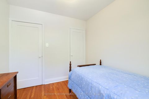 Photo 31 at 930 Eglinton Avenue E, Leaside, Toronto