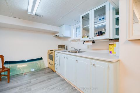 Photo 34 at 930 Eglinton Avenue E, Leaside, Toronto
