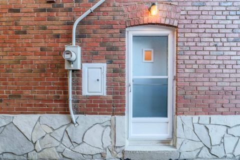 Photo 46 at 930 Eglinton Avenue E, Leaside, Toronto