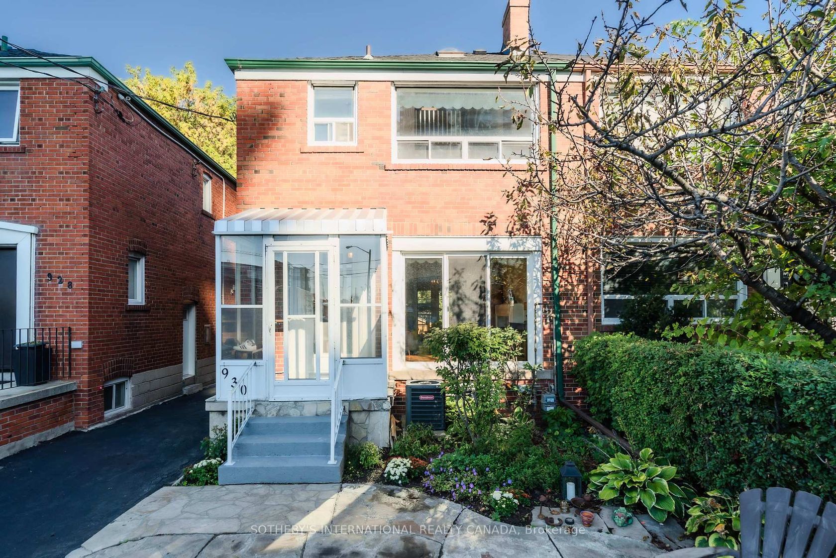 930 Eglinton Avenue E, Leaside, Toronto 