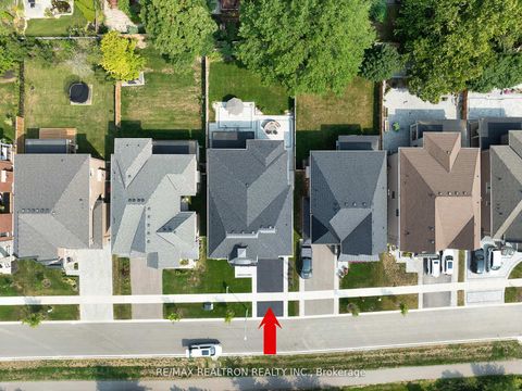 Photo 3 at 92 Klees Crescent, Aurora Highlands, Aurora