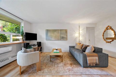 Photo 7 at 4 - 80 Coe Hill Drive, Swansea, Toronto
