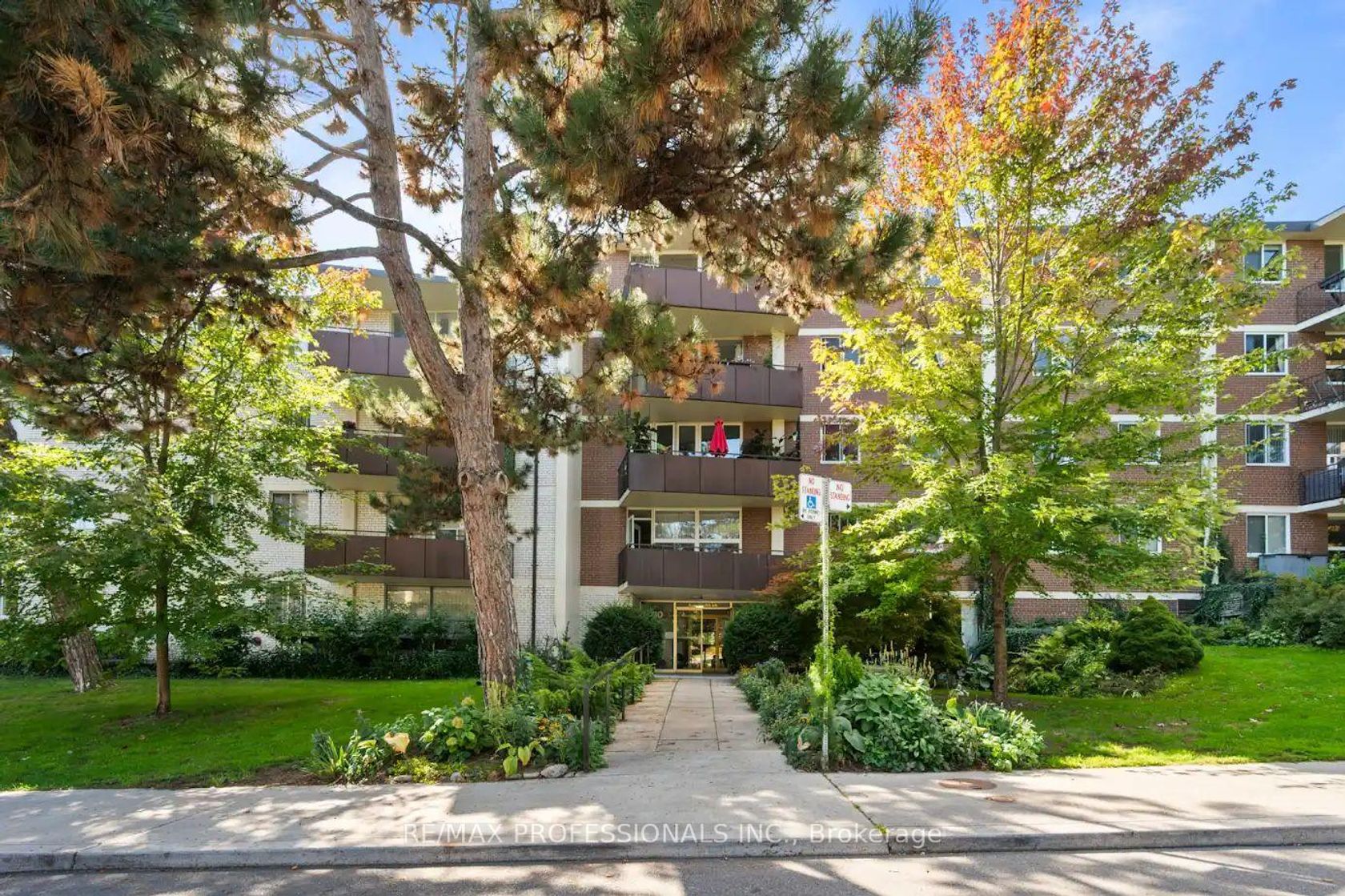4 - 80 Coe Hill Drive, Swansea, Toronto by Alessia Polo 4 - 80 Coe Hill Drive, Swansea, Toronto