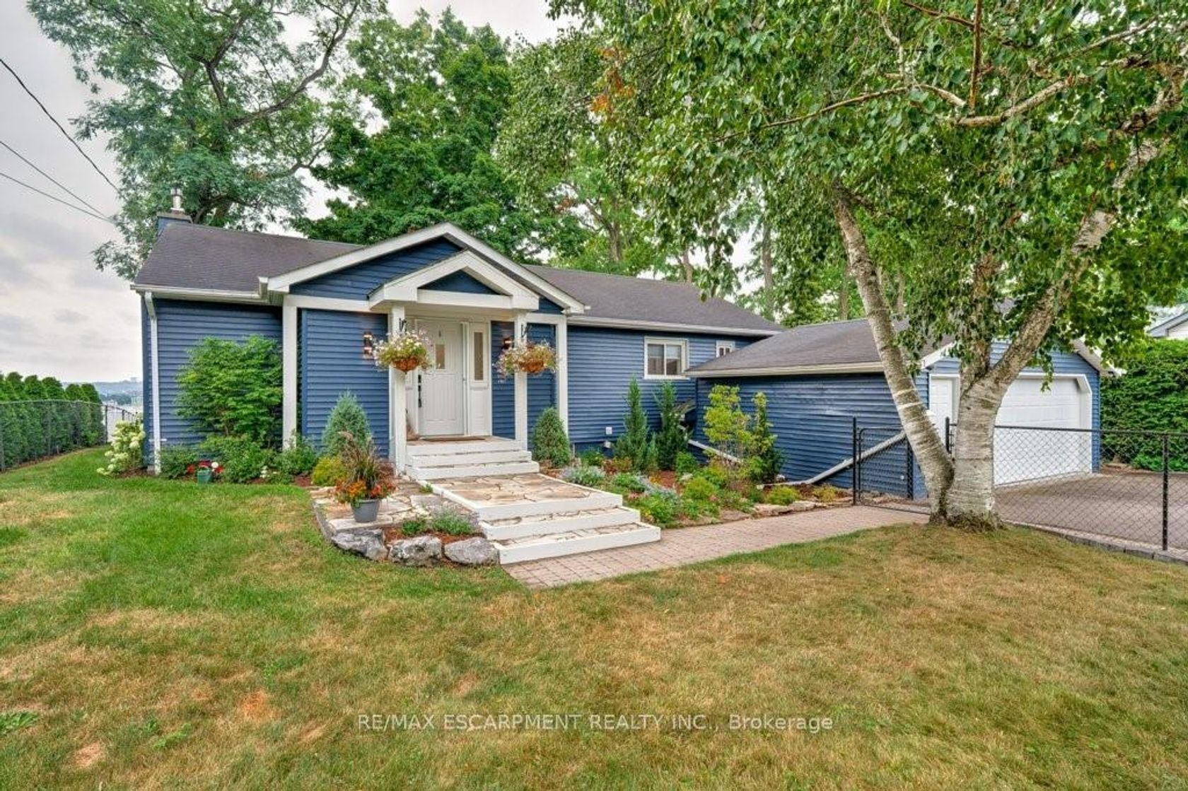 636 West Oval Drive, Bayview, Burlington by Loree Meneguzzi Real Estate 636 West Oval Drive, Bayview, Burlington