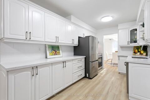 Photo 7 at 161 Joanna Crescent, Yorkhill, Vaughan