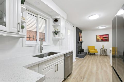 Photo 10 at 161 Joanna Crescent, Yorkhill, Vaughan