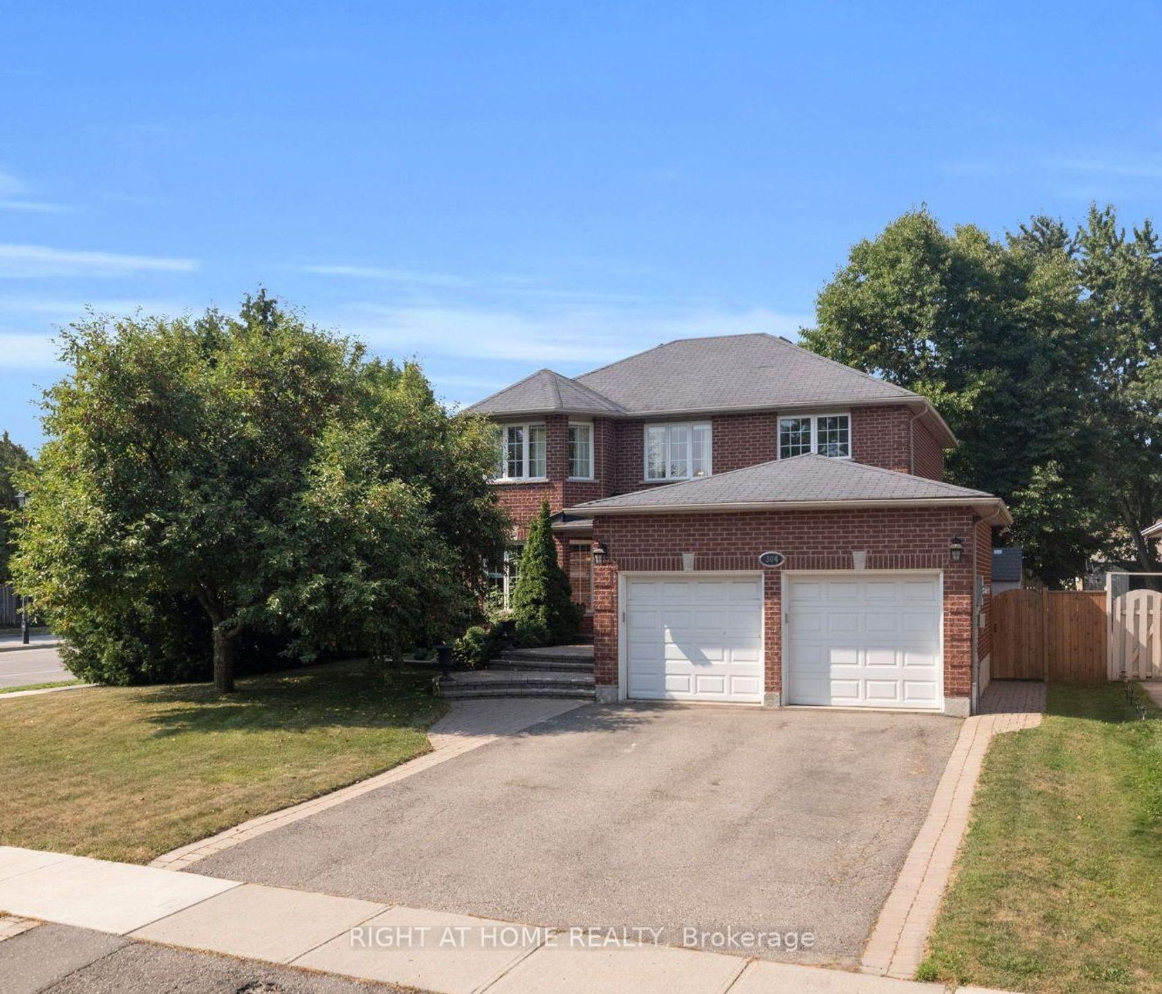 304 Rhodes Circle, Glenway Estates, Newmarket photo number 2