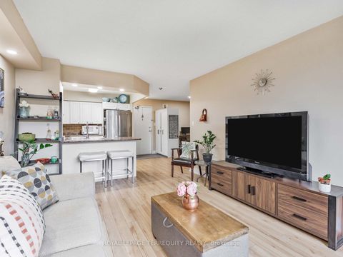 Photo 5 at 203 - 326 Major Mackenzie Drive E, Crosby, Richmond Hill