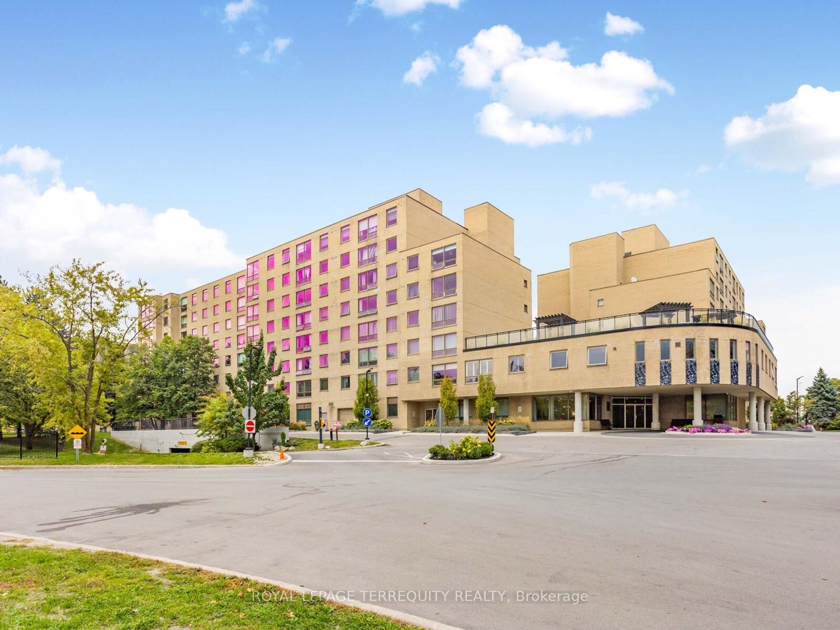 203 - 326 Major Mackenzie Drive E, Crosby, Richmond Hill 