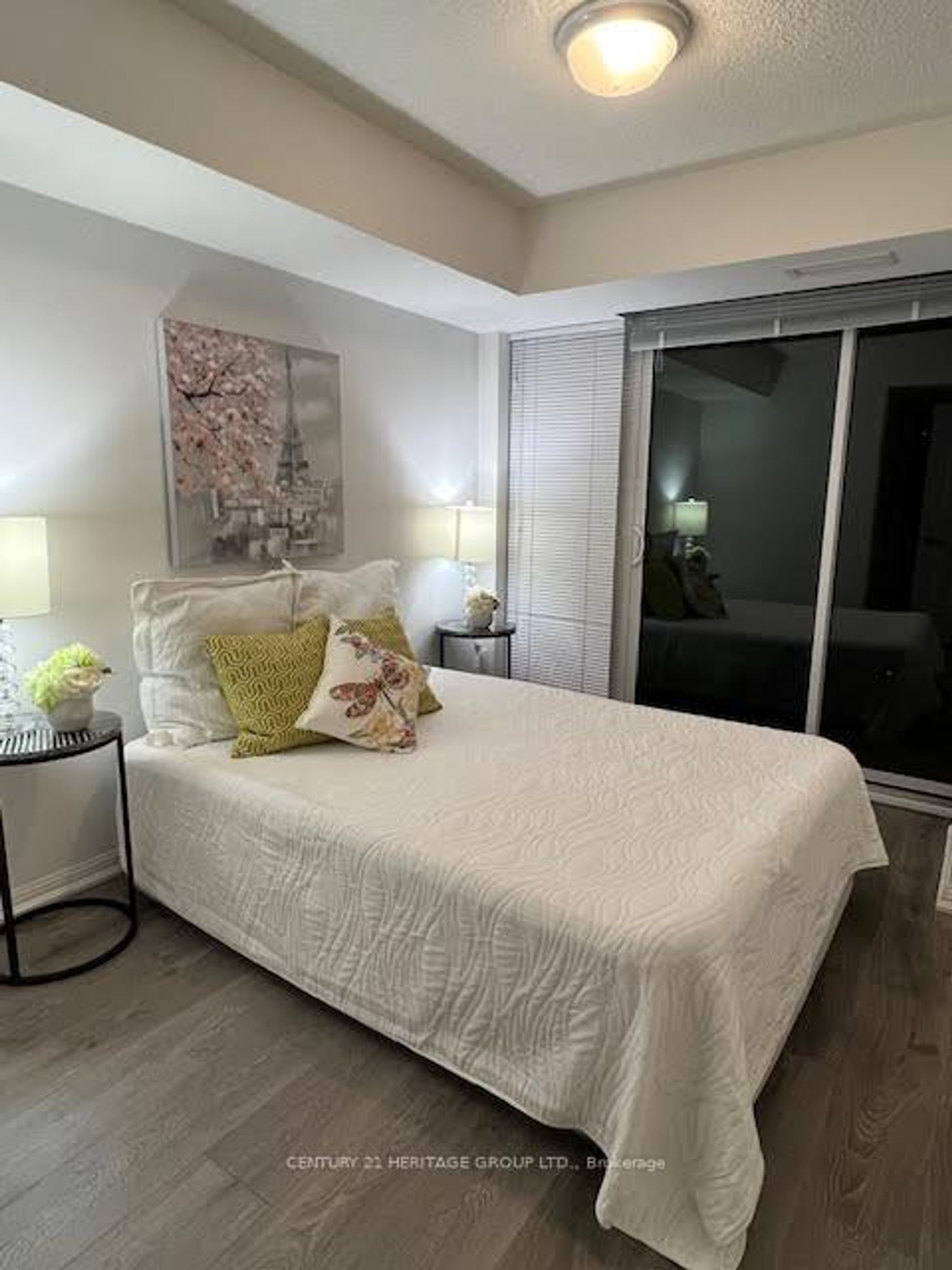 1015 - 400 Adelaide Street E, Moss Park, Toronto by Alessia Polo 1015 - 400 Adelaide Street E, Moss Park, Toronto