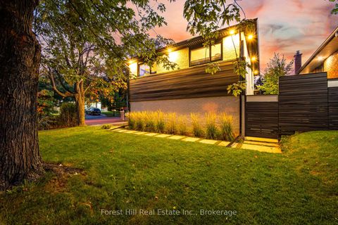 Photo 2 at 28 Decarie Circle, West Deane, Toronto