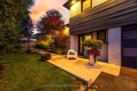 Photo 3 at 28 Decarie Circle, West Deane, Toronto