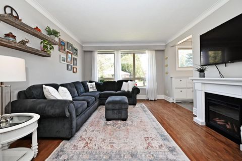Photo 4 at 62 Haida Drive, Aurora Heights, Aurora