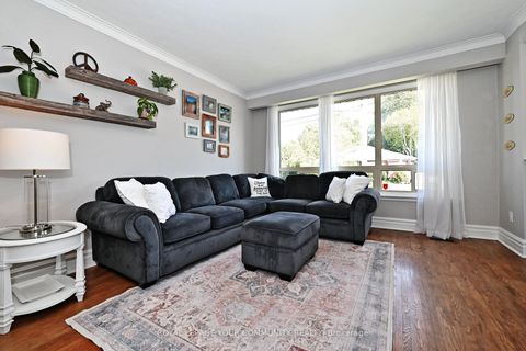Photo 5 at 62 Haida Drive, Aurora Heights, Aurora