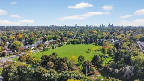 Photo 2 at 32 Mossgrove Trail, Windfields, Toronto