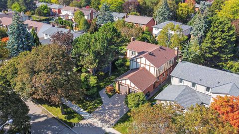 Photo 4 at 32 Mossgrove Trail, Windfields, Toronto