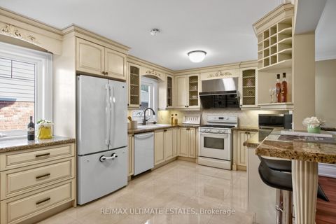 Photo 14 at 32 Mossgrove Trail, Windfields, Toronto