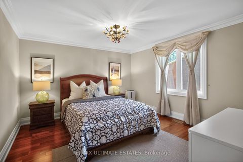 Photo 25 at 32 Mossgrove Trail, Windfields, Toronto