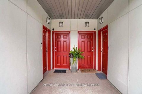 Photo 1 at 11 - 6 Bicknell Avenue W, Eglinton West, Toronto