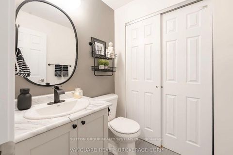 Photo 2 at 11 - 6 Bicknell Avenue W, Eglinton West, Toronto