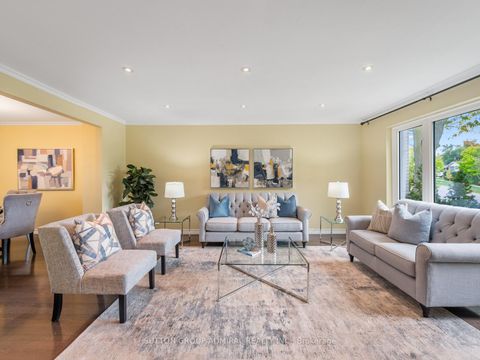 Photo 3 at 135 Elise Terrace, Newtonbrook West, Toronto