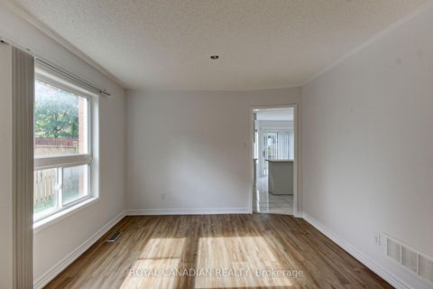 Photo 10 at 175 RHODES Circle, Glenway Estates, Newmarket